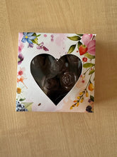 Load image into Gallery viewer, Gibbston Valley Floral Choc Heart Rose 4 Box