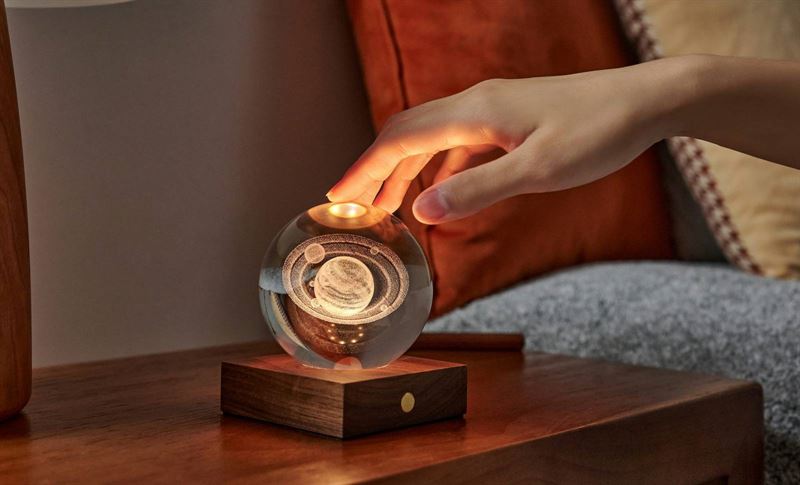 Walnut Saturn 3D Laster Engraved Light