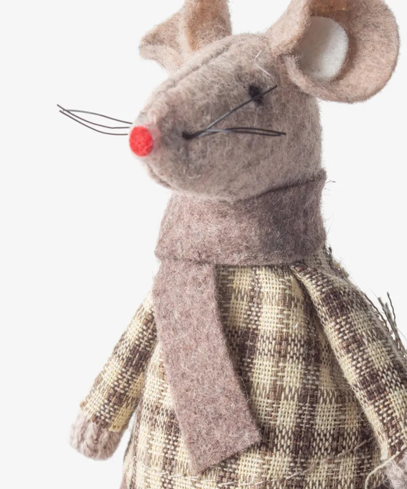 Brown Peter Mouse Sitting