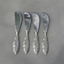 Load image into Gallery viewer, Feather Spreader Silver